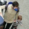 Marido de Paulo Gustavo, Thales Bretas é flagrado com o filho em aeroporto