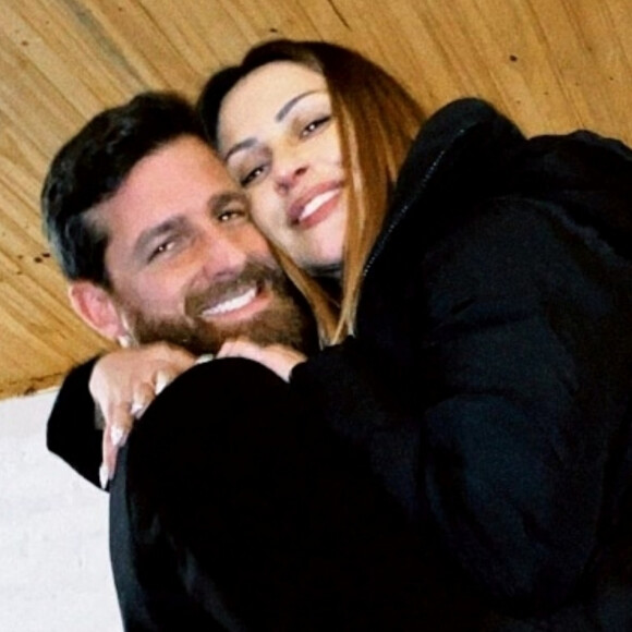 Cleo mostra novas fotos de casamento e ex-marido Romulo Neto parabeniza: 'Muito amor'