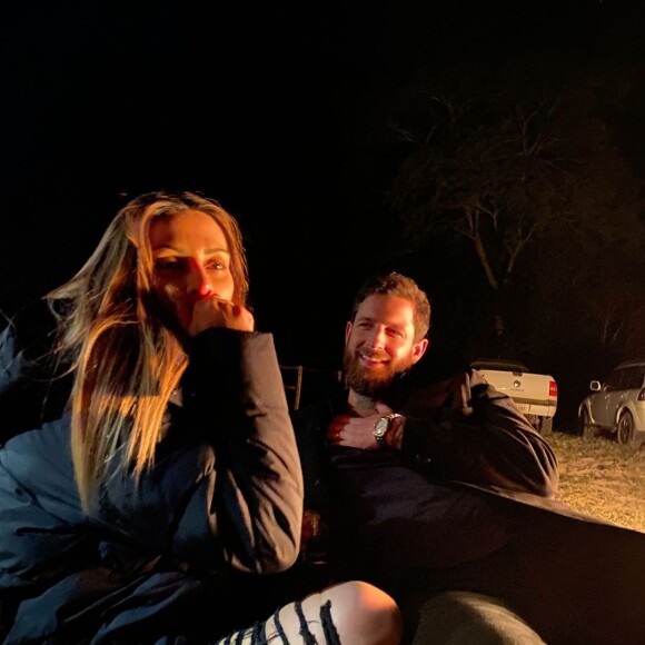 Cleo e o marido, Leandro D'Lucca, comemoraram casamento em clima intimista na fazenda dele