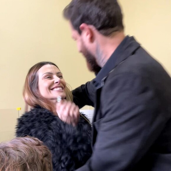 Cleo e o marido, Leandro D'Lucca, foram parabenizados por famosos em fotos de casamento