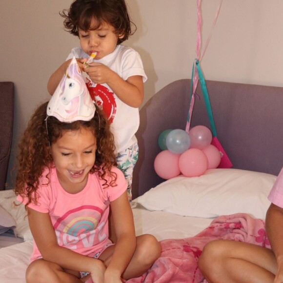 Filha mais velha de Wesley Safadão e Thyane Dantas, Ysis recebeu surpresa com doces e abraços da família na cama ao acordar