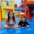 Wesley Safadão e Thyane Dantas levam filhos em parque aquático para comemorar aniversário da mais velha Ysis, de 7 anos