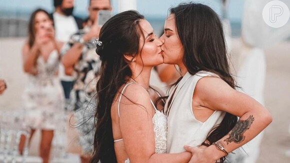 Sertaneja Maria Clara e a modelo Fernanda Aguiar se casaram na praia