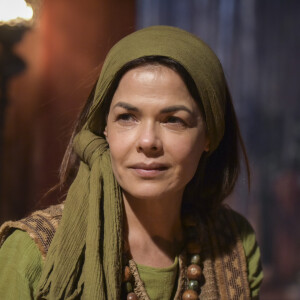 Na novela 'Gênesis', Yarin (Andrea Avancini) vai ajudar Lia (Michelle Batista) em seu primeiro parto