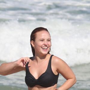 Larissa Manoela entrou no mar com amiga durante dia de praia no Rio de Janeiro