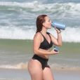 Larissa Manoela se hidratou durante o dia de praia no Rio de Janeiro