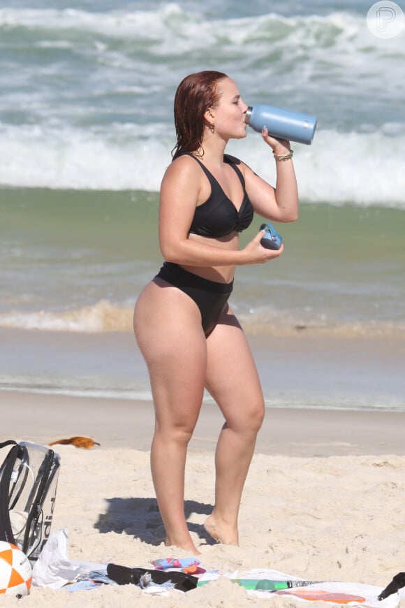 Larissa Manoela se hidratou durante o dia de praia no Rio de Janeiro
