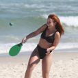Larissa Manoela mostrou habilidade ao jogar frescobol no Rio de Janeiro