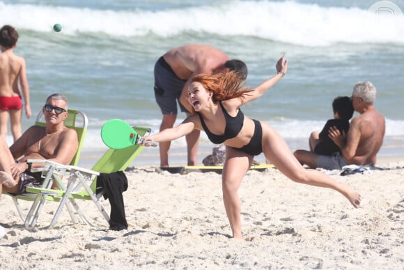 Larissa Manoela se diverte em partida de frescobol na praia