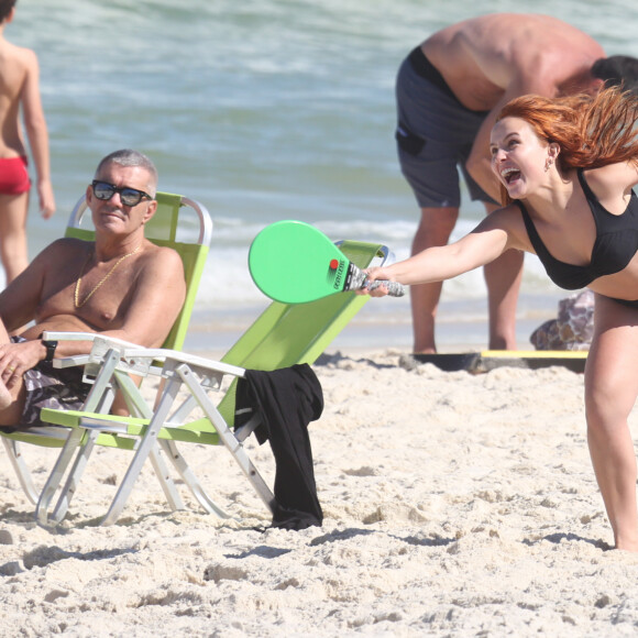 Larissa Manoela se diverte em partida de frescobol na praia