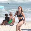 Larissa Manoela jogou frescobol de biquíni em dia de praia no Rio