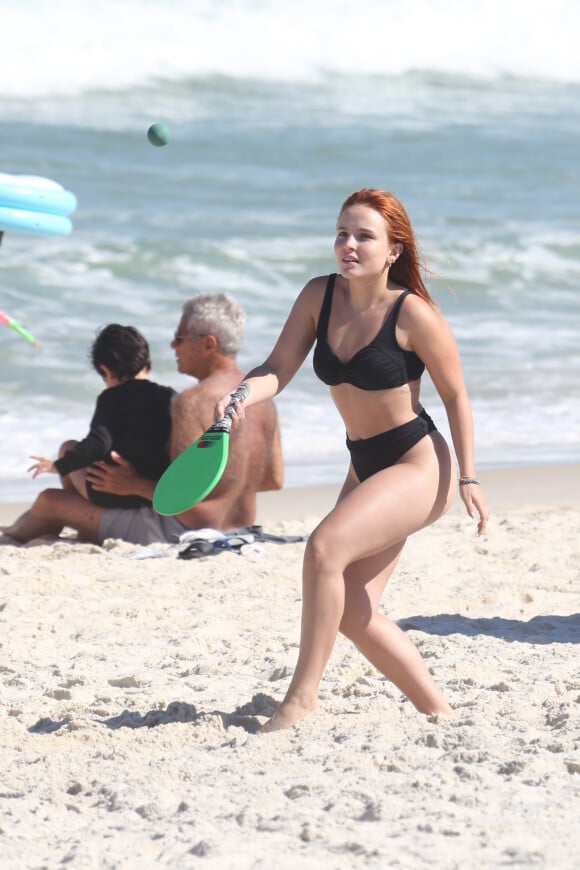 Larissa Manoela jogou frescobol de biquíni em dia de praia no Rio