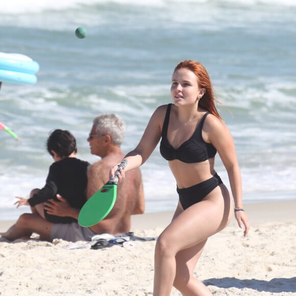 Larissa Manoela jogou frescobol de biquíni em dia de praia no Rio