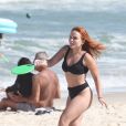 Larissa Manoela escolheu look de praia preto ao se exercitar jogando frescobol