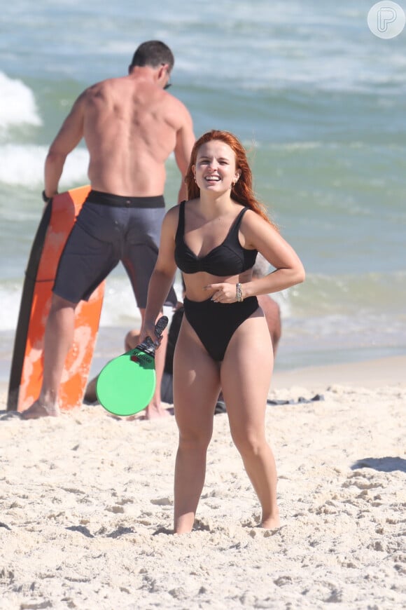 Larissa Manoela usou biquíni preto de cintura alta em dia de praia no Rio de Janeiro