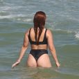 Larissa Manoela mergulhou em praia no Rio de Janeiro