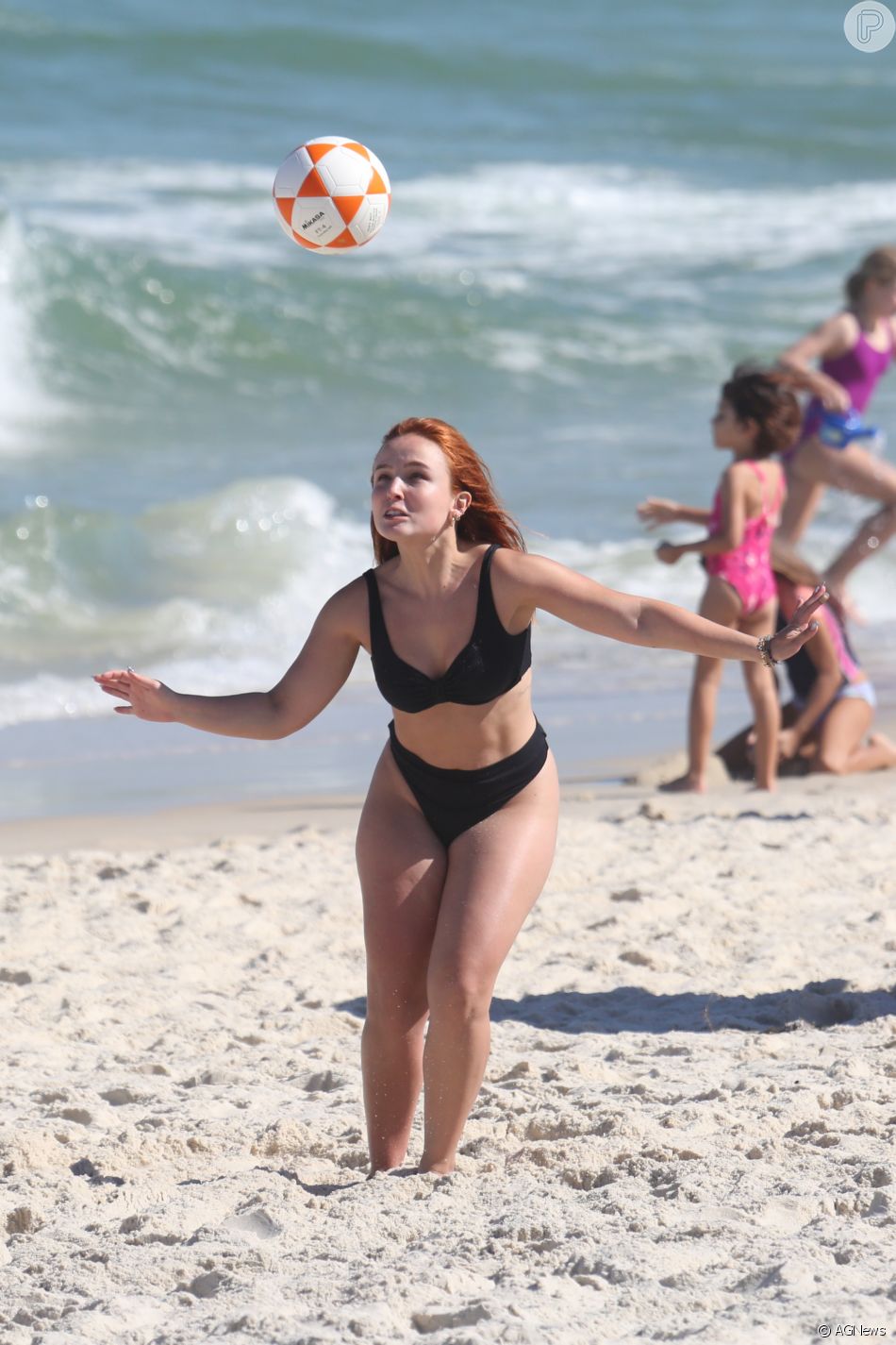 Larissa Manoela também jogou altinha em dia de praia no Rio de Janeiro Purepeople