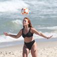 Larissa Manoela também jogou altinha em praia do Rio de Janeiro