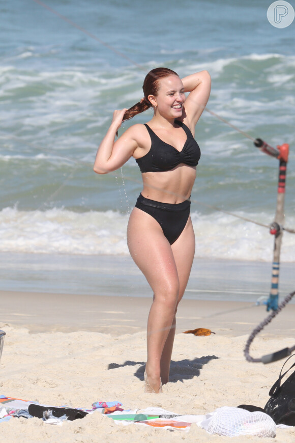 Larissa Manoela arruma cabelo em dia de praia após jogar altinha e frescobol