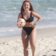 Larissa Manoela se divertiu em dia de exercícios na praia, como altinha e frescobol