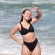 Larissa Manoela posa para paparazzo em dia de praia no Rio de Janeiro