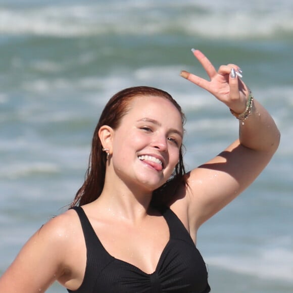 Larissa Manoela posa para paparazzo em dia de praia no Rio de Janeiro