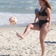 Larissa Manoela jogou partida de altinha em dia de praia no Rio de Janeiro