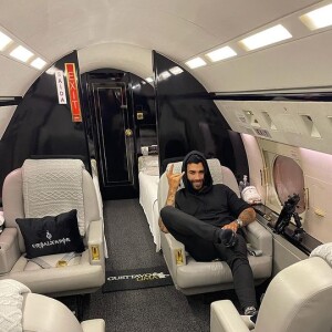 Gusttavo Lima posa em seu avião particular de mais de R$ 48 milhões antes de tour pelos EUA
