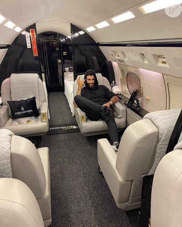 Gusttavo Lima posa em seu avião particular de mais de R$ 48 milhões antes de tour pelos EUA