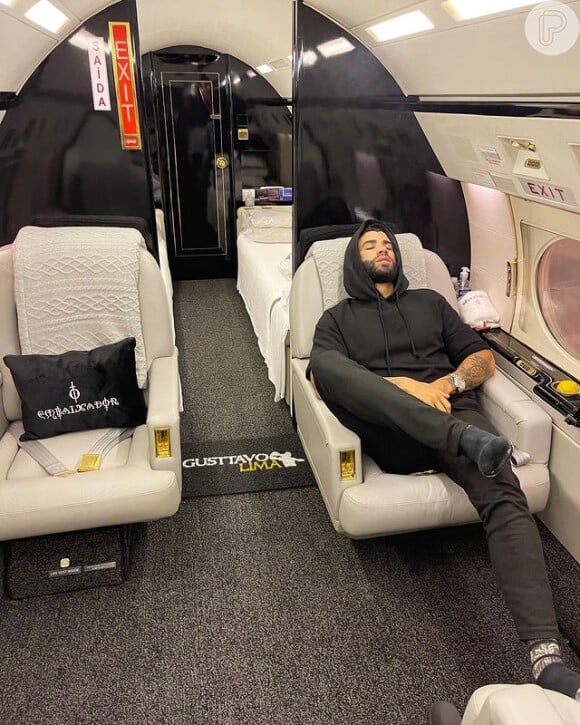 Avião particular de Gusttavo Lima tem duas camas e espaço para 14 pessoas