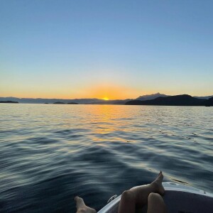 João Figueiredo e Sasha curtem passeio de lancha em final de semana anterior ao aniversário de 23 anos da modelo