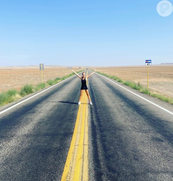 Angélica posta nova foto em estrada e famosos brincam: 'Está vindo um táxi'
