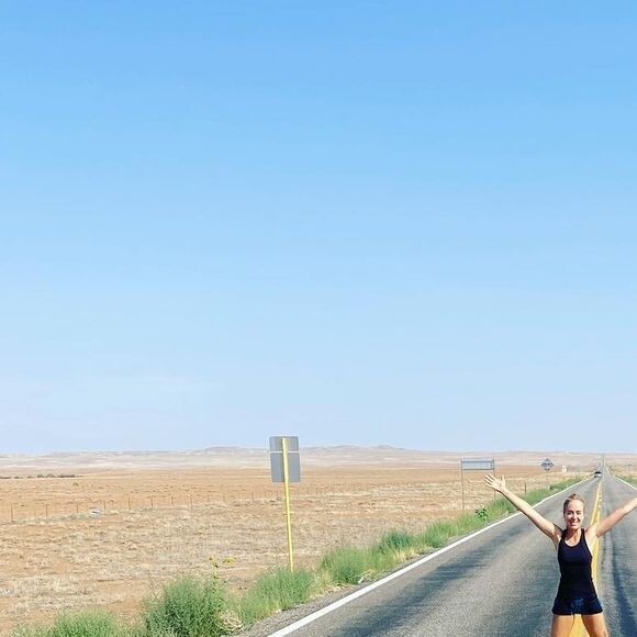 Angélica posta nova foto em estrada e famosos brincam: 'Está vindo um táxi'