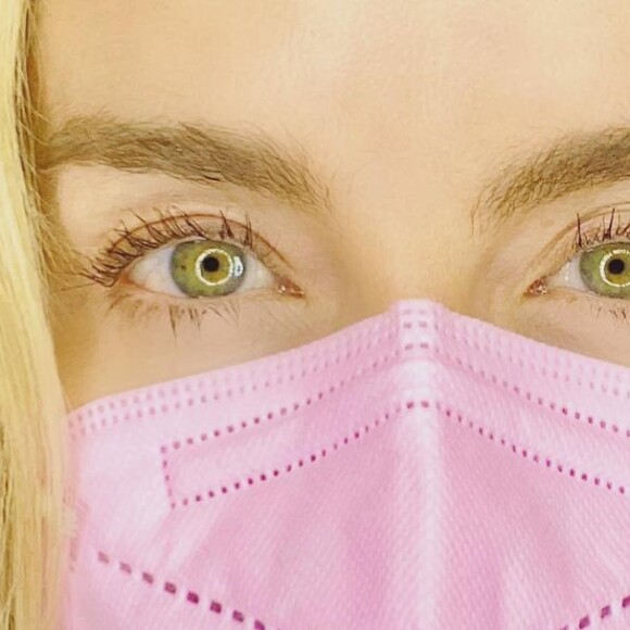 Amigas famosas de Angélica como Fernanda Gentil, Grazi Massafera e Carolina Dieckmann e Sandy comentam beleza da apresentadora em nova foto postada