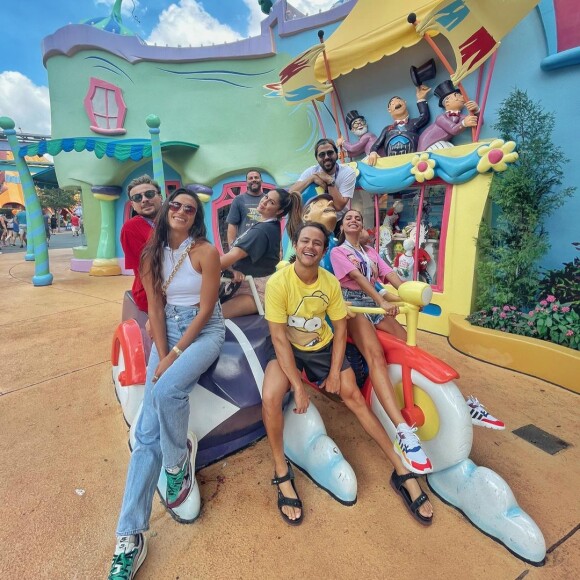 Anitta e o bilionário Michel Chetrit chegaram a fazer passeios com amigos em parques