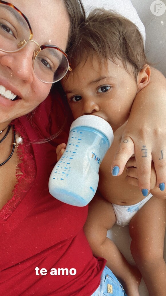 Marília Mendonça tem uma tatuagem com o nome do filho na mão