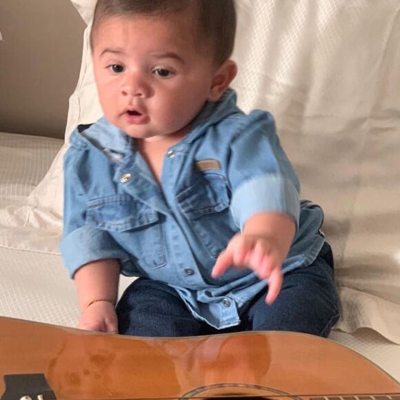 Filho de Marília Mendonça, Léo já tinha mostrado habilidade para a música ao dedilhar o violão