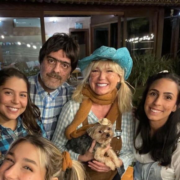 Sasha Meneghel reuniu o marido, João Figueiredo, a mãe, Xuxa, amigas e Junno Andrade em aniversário