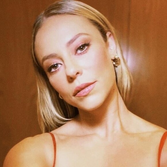 Paolla Oliveira foi tietada pelo namorado, Diogo Nogueira, ao mostrar foto de look usado em show dele