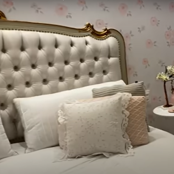 Simone mostra cama em que dormirá ao lado da filha mais nova com Kaká Diniz, em sua casa nova de Fortaleza (CE)