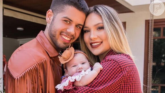 Virgínia Fonseca postou foto com o marido, Zé Felipe, e a filha ao comemorar 2 meses de Maria Alice: 'Amo mais que tudo'