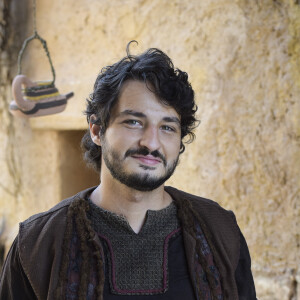 Novela 'Gênesis': Éder (Cesar Cardadeiro) veste a manta de Jacó (Miguel Coelho), que está envenenada, e morre no deserto