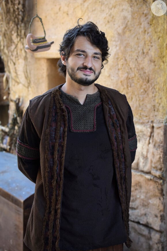 Novela 'Gênesis': Éder (Cesar Cardadeiro) veste a manta de Jacó (Miguel Coelho), que está envenenada, e morre no deserto