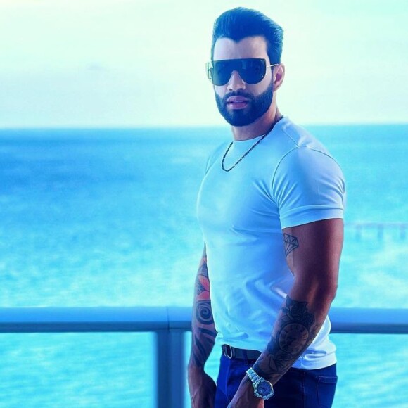 Gusttavo Lima embarcou para os Estados Unidos com cabelo curto