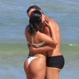 Munik Nunes foi clicada aos beijos com o empresário Daniel Cotrim em praia do Rio em julho de 2021