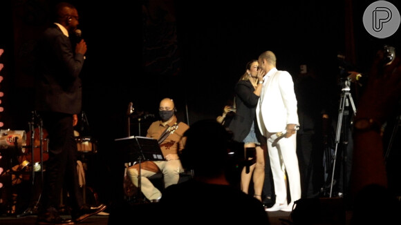 Beijo de Diogo Nogueira e Paolla Oliveira no palco do Vivo Rio, em julho de 2021