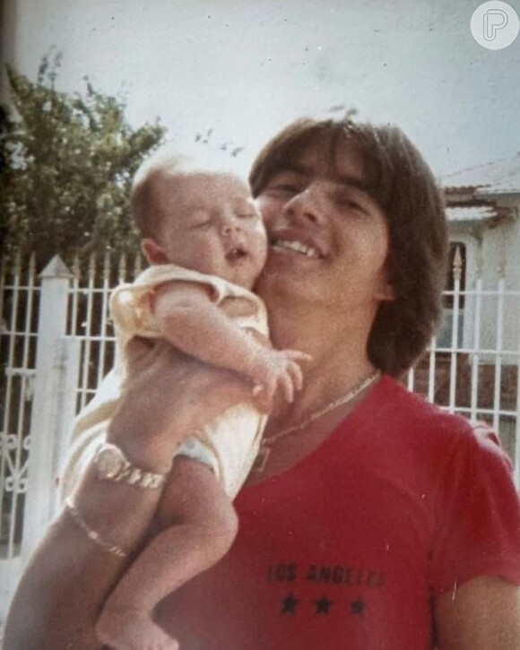 Sandy postou foto de quando era bebê com o pai, o cantor Xororó: 'Ainda consigo encontrar motivos novos pra te admirar'