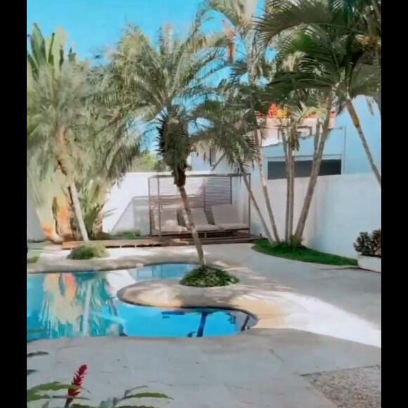 Juliette mostrou uma parte da piscina de sua casa em rede social