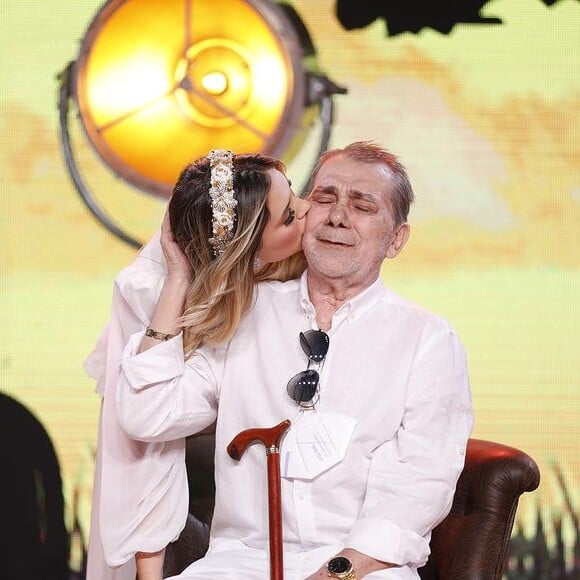 Virgínia também fez questão de levar flores ao pai neste domingo (8)