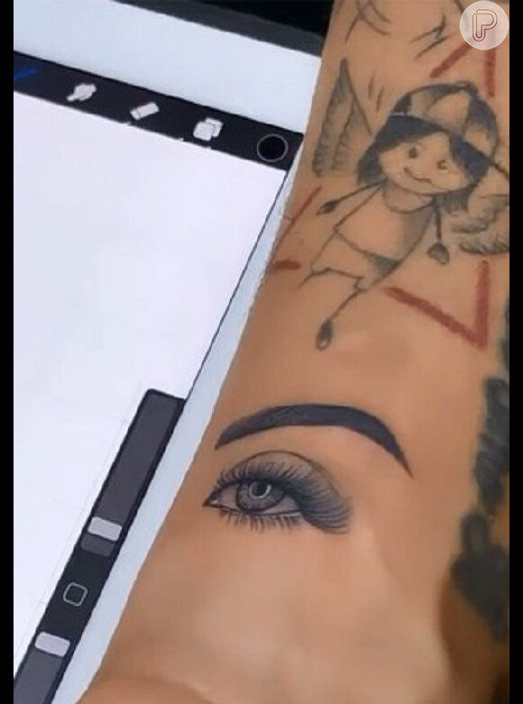 Tierry: detalhe da tatuagem em homenagem a Gabi Martins feita pelo cantor em abril de 2021